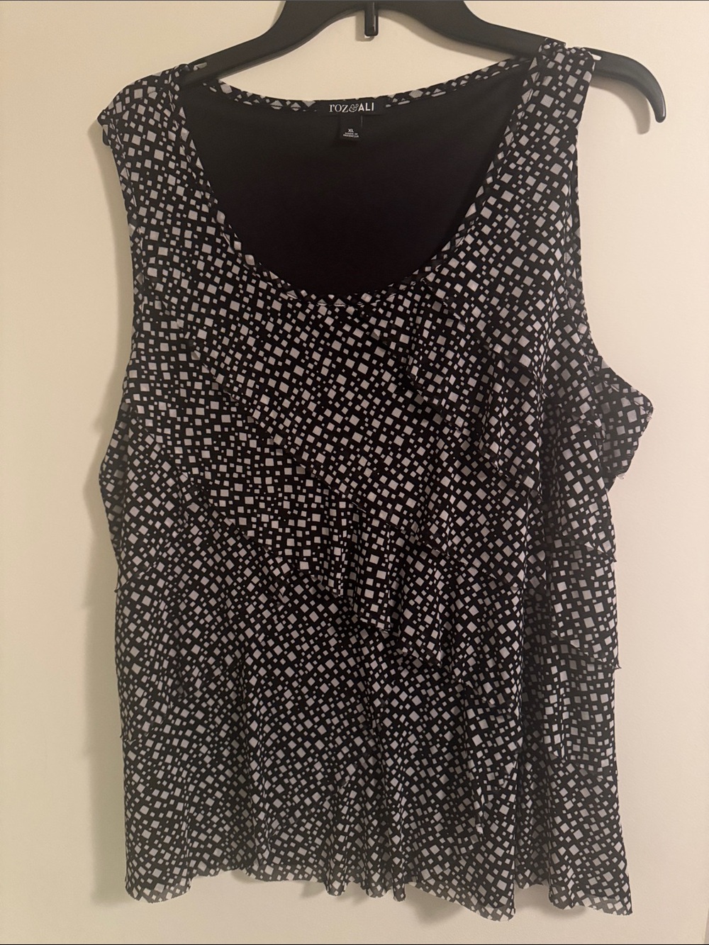 Roz & Ali Black and White Geometric Tank Top